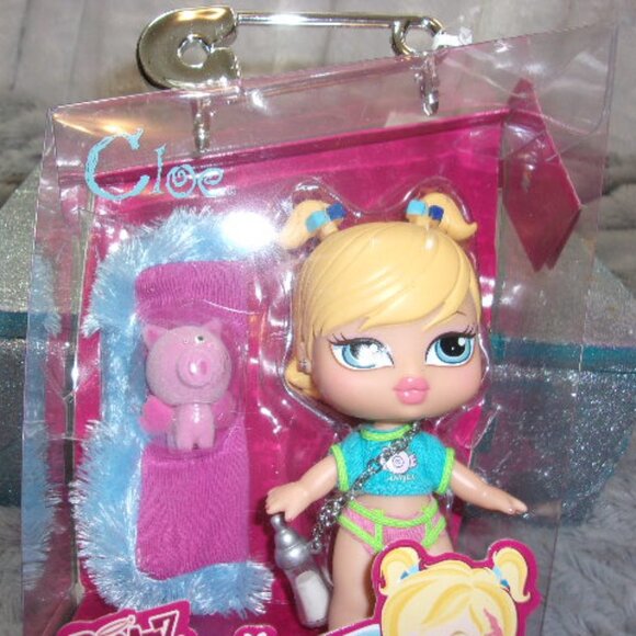 T-156 NEW SEALED 2023 BRATZ BABY CHLOE WITH ANGEL PIG DOLL - Picture 4 of 8
